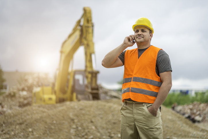 budowlaniec rozmawiający przez telefon